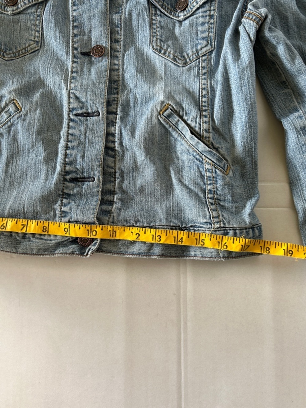 LEVI’S VINTAGE CROPPED DISTRESSED LIGHT BLUE TRUCKER JACKET SIZE SMALL - Picture 10 of 11
